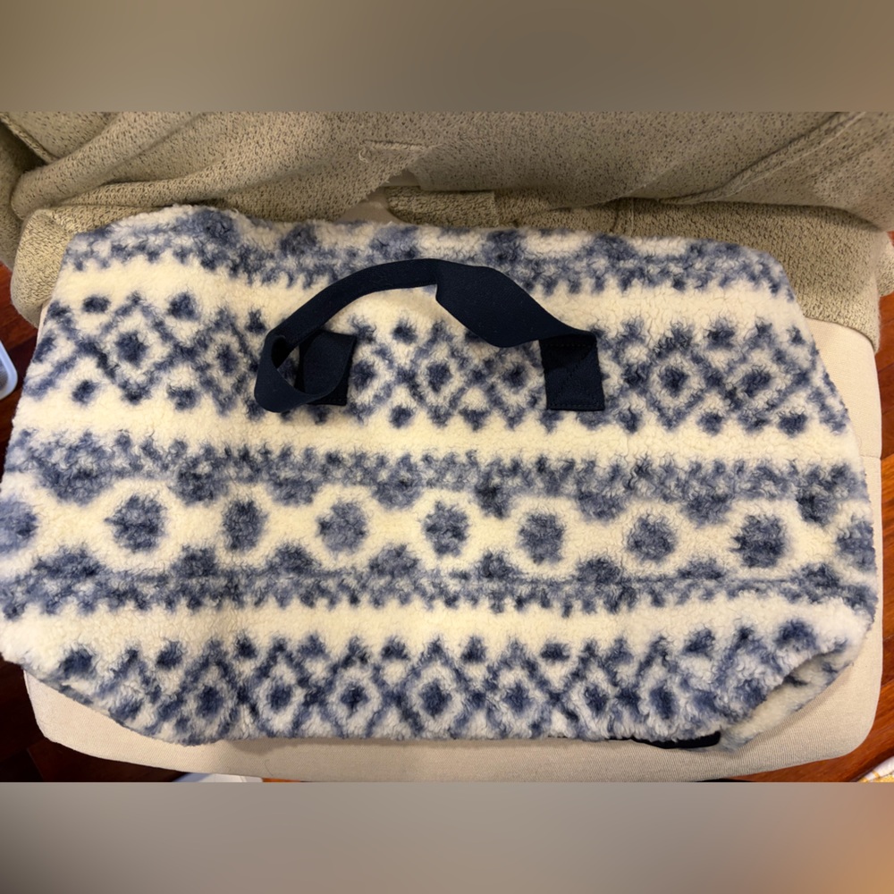 Victoria's Secret Navy and Cream Fleece Patterned Tote Bag - Picture 3 of 4